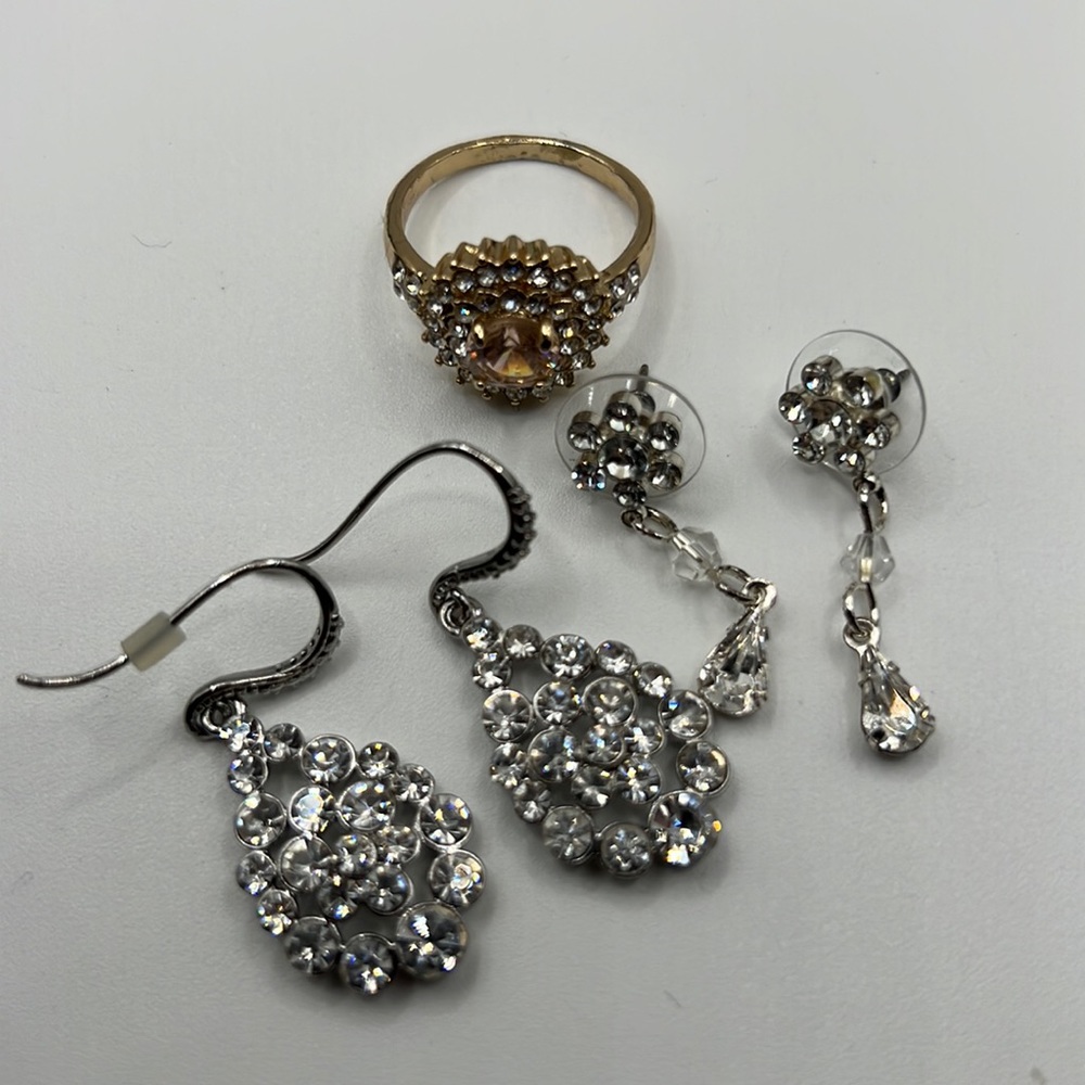 SPARKLE BUNDLE! 2 PAIRS OF EARRINGS AND ONE RING, SIZE 8 - Picture 1 of 9